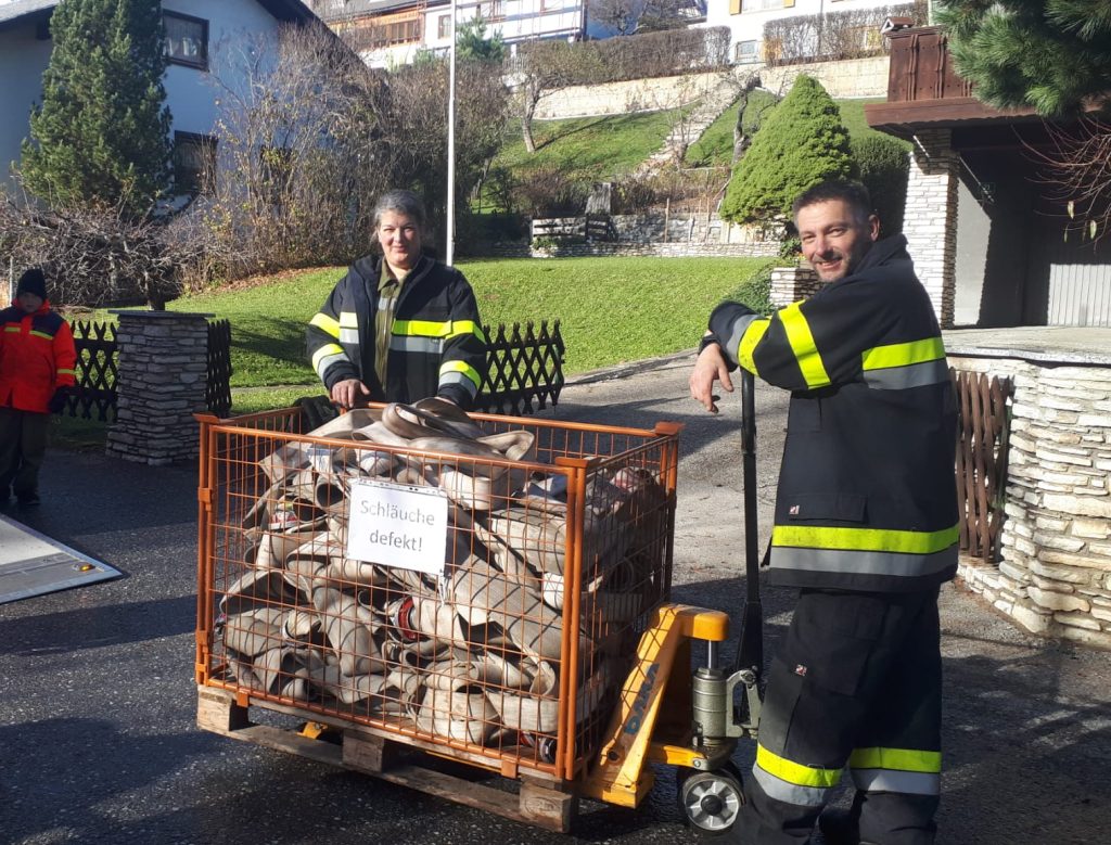 Übung und neuer elektrischer Hochhubwagen